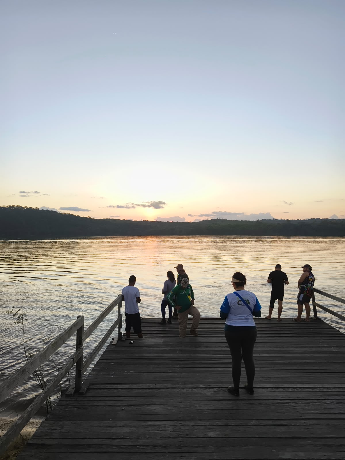 Trapiche com vista para o rio ao pôr do sol