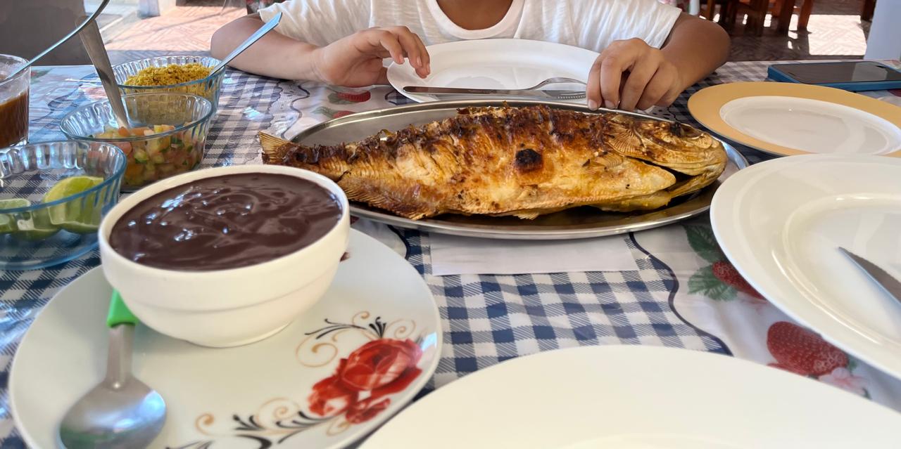 Peixe assado com açaí