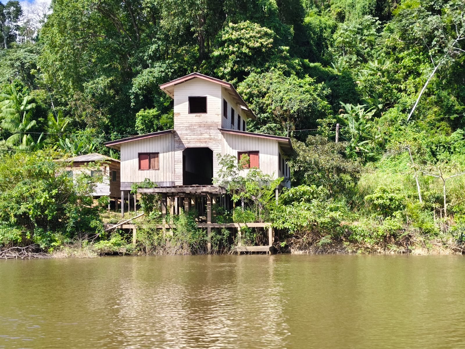 Casa ribeirinha às margens do rio