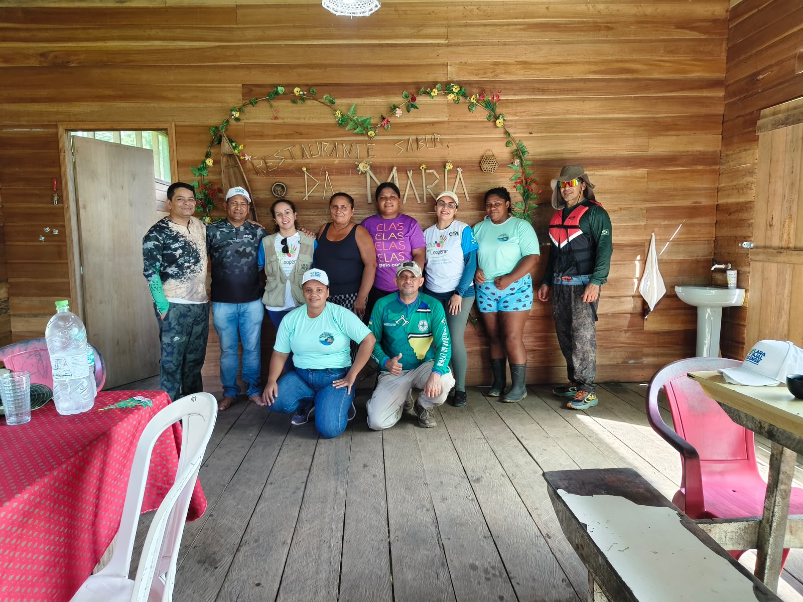 Grupo em restaurante comunitário ribeirinho