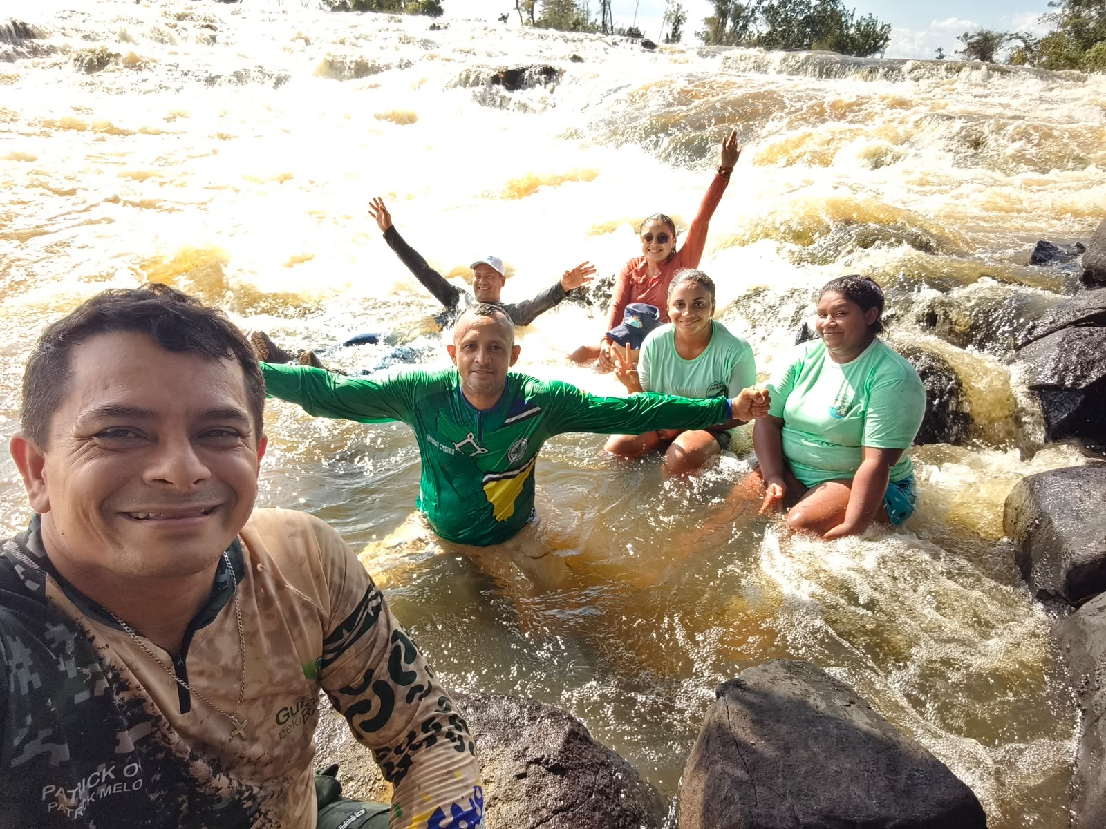 Grupo em cachoeira no rio