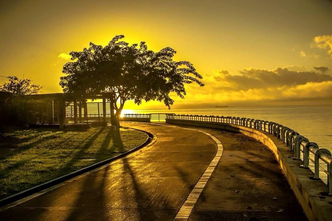 Entardecer dourado à beira do rio no Amapá